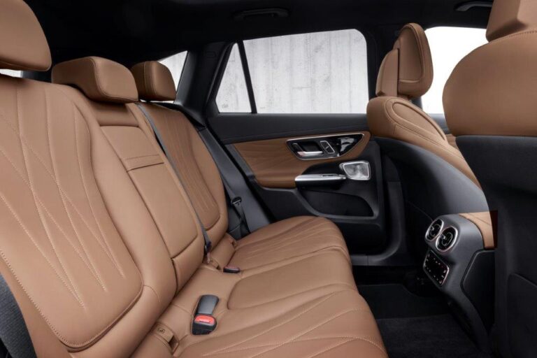 Mercedes-Benz GLC 300e 4MATIC Business Solution AMG lease - achterbank in cognackleur