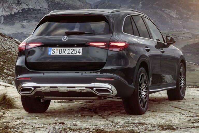 Mercedes-Benz GLC 300e 4MATIC Business Solution AMG lease - recht achteraanzicht in de bergen