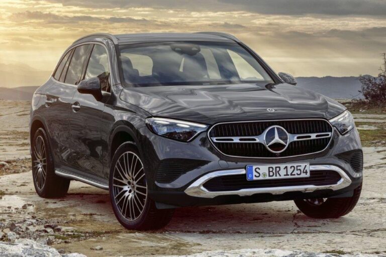 Mercedes-Benz GLC zakelijk leasen - schuin vooraanzicht bij zonsondergang