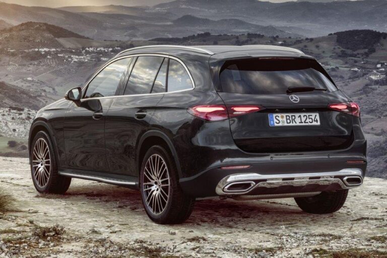 Mercedes-Benz GLC 300e 4MATIC Business Solution AMG leasen - schuin achteraanzicht bij zonsondergang