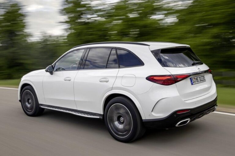 Mercedes-Benz GLC 300e 4MATIC Business Solution AMG lease - rijdend schuin achteraanzicht in wit