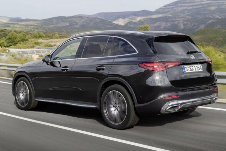 Mercedes-Benz GLC zakelijke lease - rijdend schuin achteraanzicht in de bergen