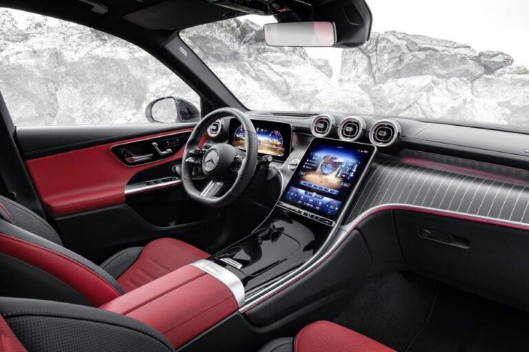 Mercedes-Benz GLC 300e 4MATIC Business Solution AMG zakelijk leasen - dashboard in rood-zwart