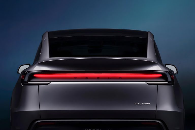 Tesla Model Y zakelijk leasen - close-up achterlicht en Dual Motor-badge