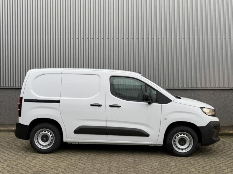 Full Operational Lease Opel Combo - zijaanzicht van dichtbij bij een gegolfde gevel