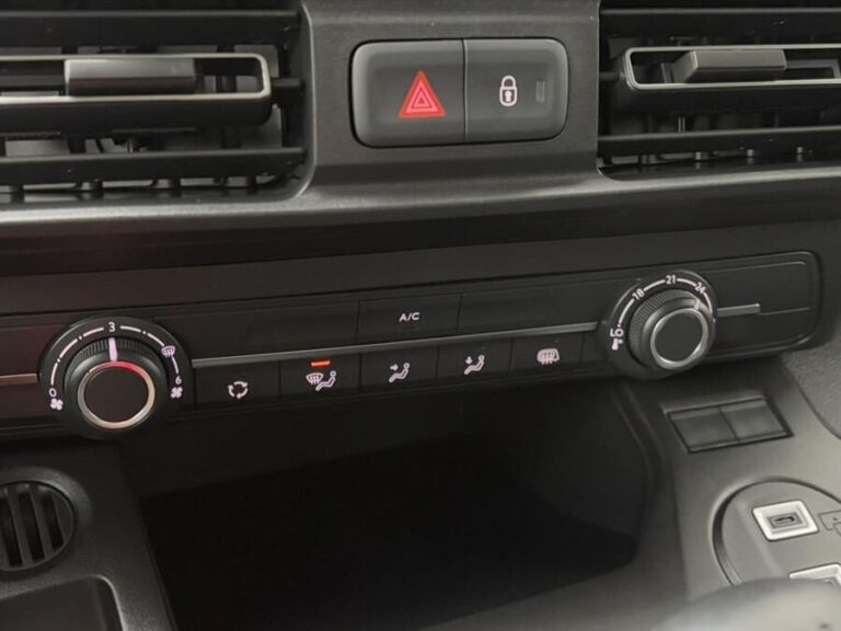 Full Operational Lease Opel Combo - close-up van de klimaatbediening en alarmlichtknop