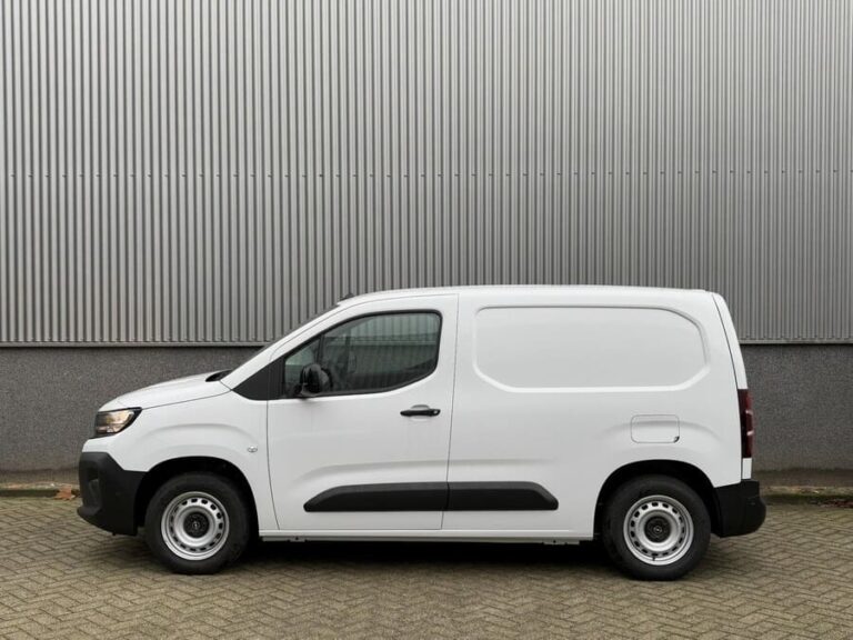 Full Operational Lease Opel Combo - zijaanzicht bij een gegolfde gevel