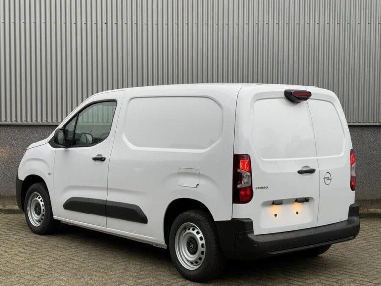 Lease Opel Combo - schuin achteraanzicht bij een gegolfde gevel