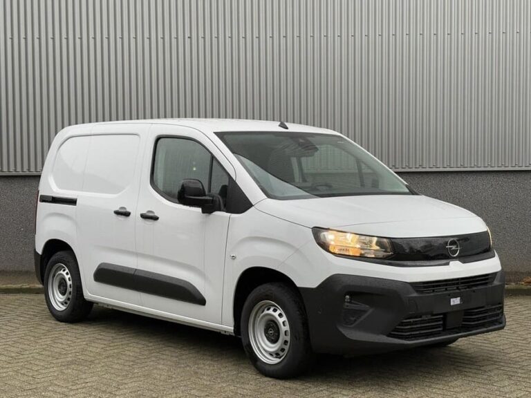 Lease Opel Combo - schuin vooraanzicht bij een gegolfde gevel