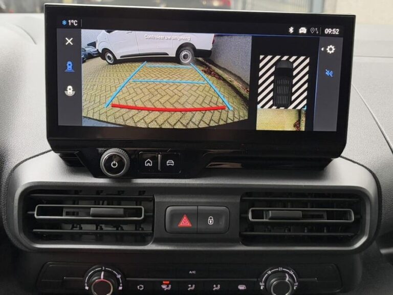 Lease Opel Combo - infotainmentscherm met achteruitrijcamera en parkeerhulplijnen