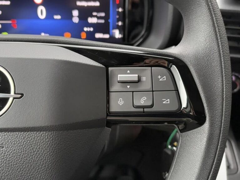 Lease Opel Combo - close-up van de linker stuurwielbediening voor telefoon en volume
