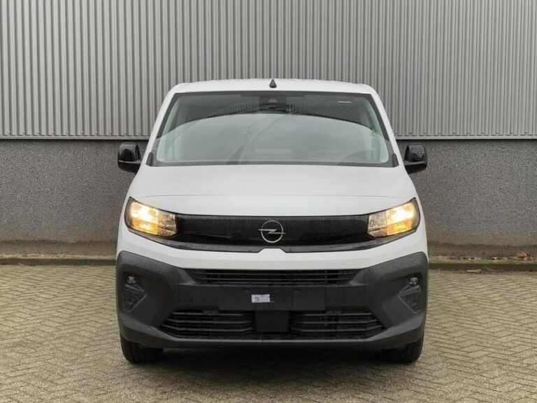 Opel Combo Full Operational Lease - vooraanzicht met brandende koplampen