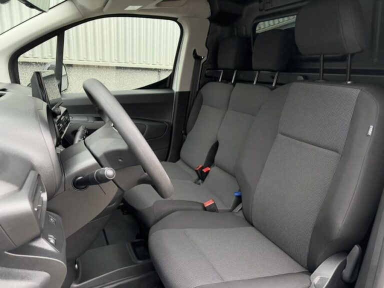 Opel Combo Full Operational Lease - close-up van de voorstoelen in grijze stof