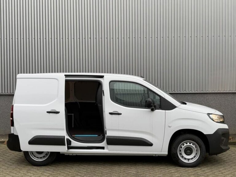 Opel Combo Lease - zijaanzicht met geopende schuifdeur en zicht op de laadruimte