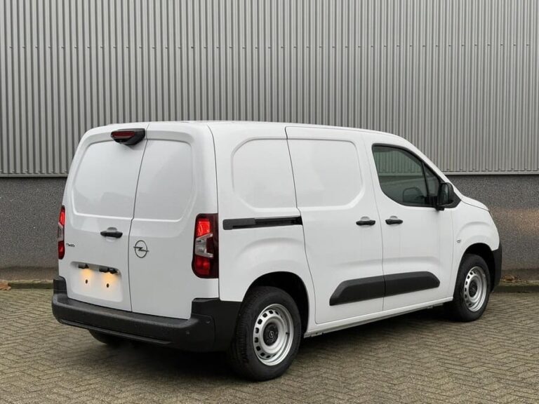 Opel Combo Lease - schuin achteraanzicht bij een gegolfde gevel