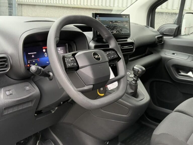 Opel Combo Lease - dashboard met stuurwiel, digitaal instrumentenpaneel en infotainmentscherm