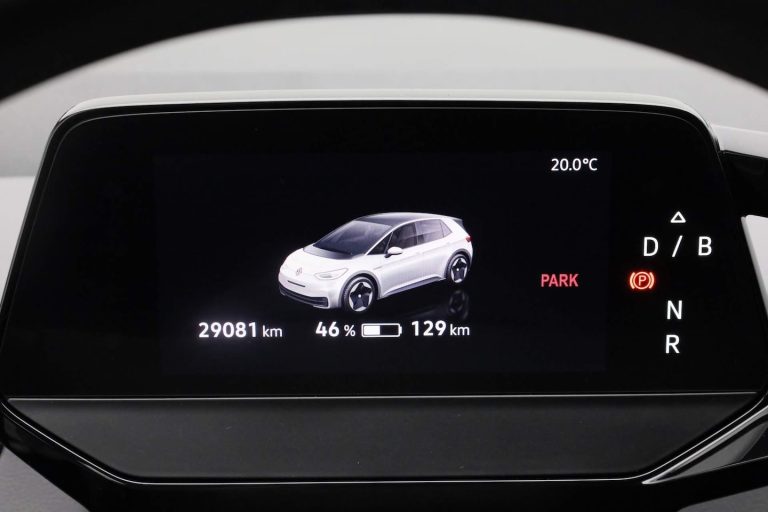Volkswagen ID.3 leasen - digital cockpit met kilometerstand en actieradius