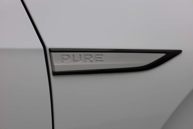 Volkswagen ID.3 zakelijke lease - close-up van het PURE-zijembleem