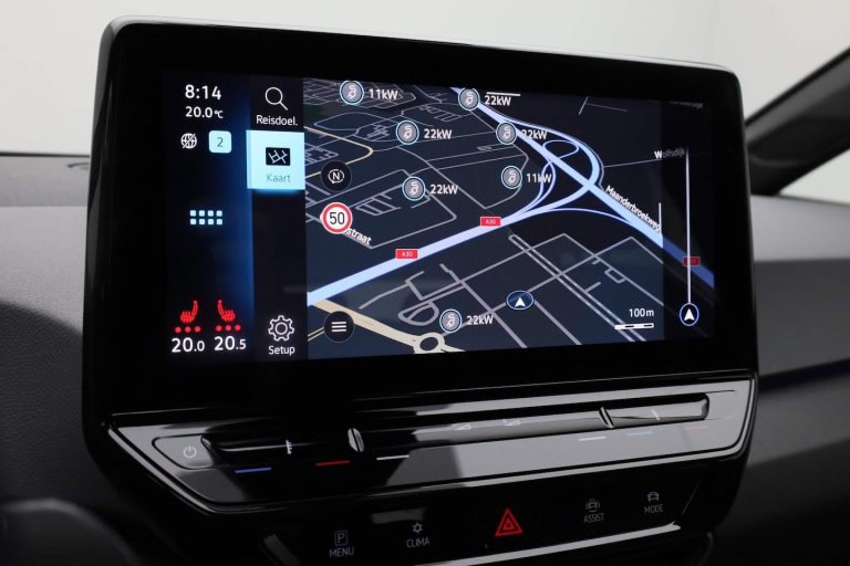 Volkswagen ID.3 45kWh Pure zakelijk leasen - navigatiescherm met laadpalen in de omgeving