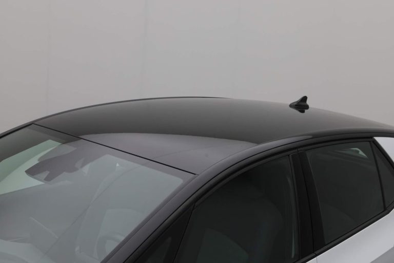 Volkswagen ID.3 45kWh Pure lease - close-up van de dakrand met shark-fin antenne