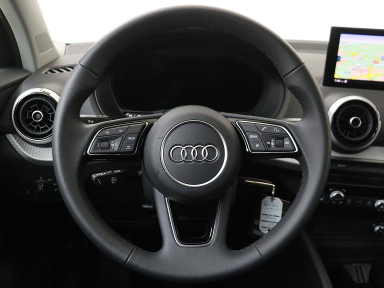 Audi Q2 35 TFSI S tronic Avanced Edition zakelijk leasen - close-up van het stuurwiel met Audi-logo