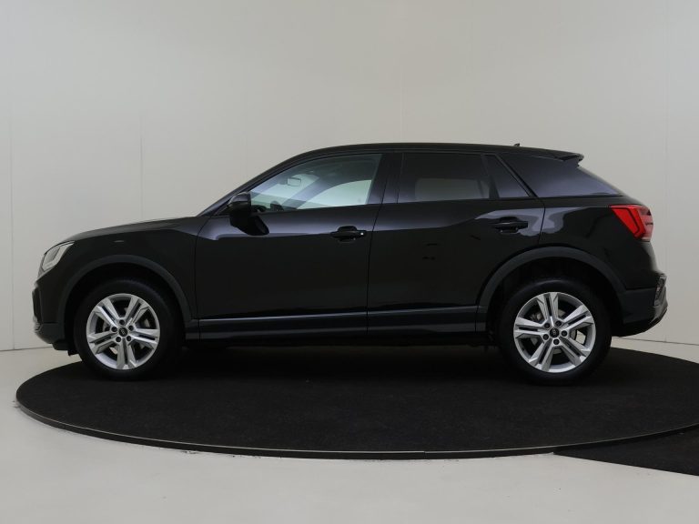 Audi Q2 leasen - zijaanzicht in de fotostudio
