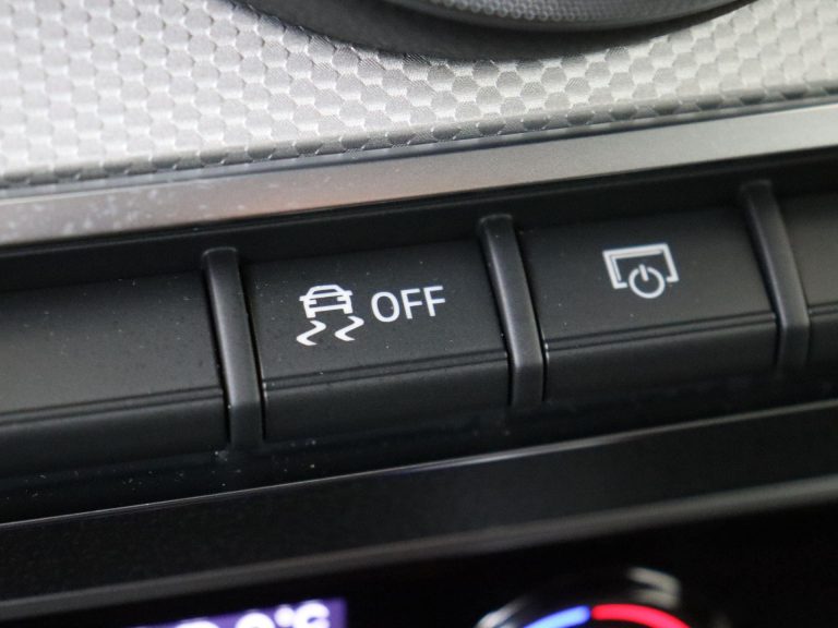 Audi Q2 leasen - dashboard met digital cockpit en kilometerstand