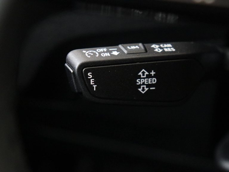 Audi Q2 35 TFSI S tronic Avanced Edition lease - close-up van de cruise control bediening