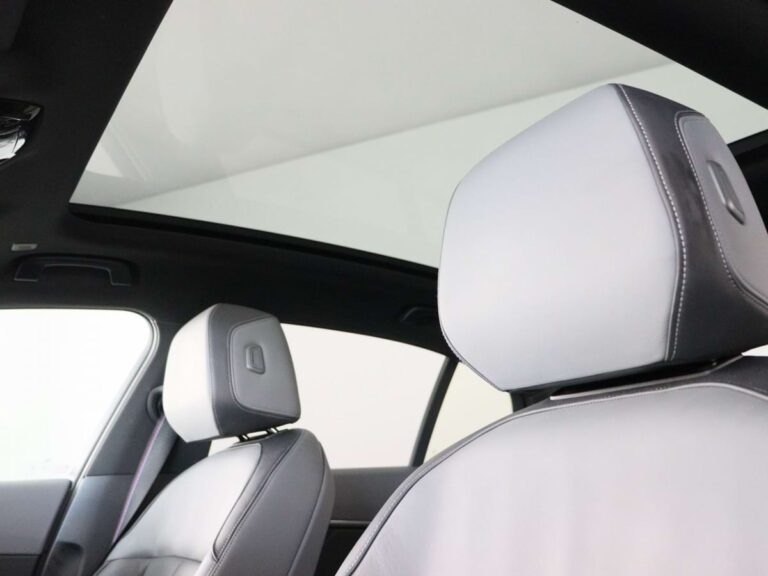 BMW M Sport Pro Zakelijke Lease - close-up van de achterste hoofdsteun in lichtgrijs leer