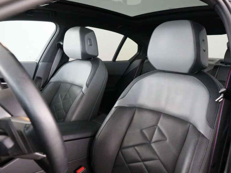 BMW 5-Serie Occasion Lease - voorstoelen in lichtgrijs leer gezien vanuit het geopende portier
