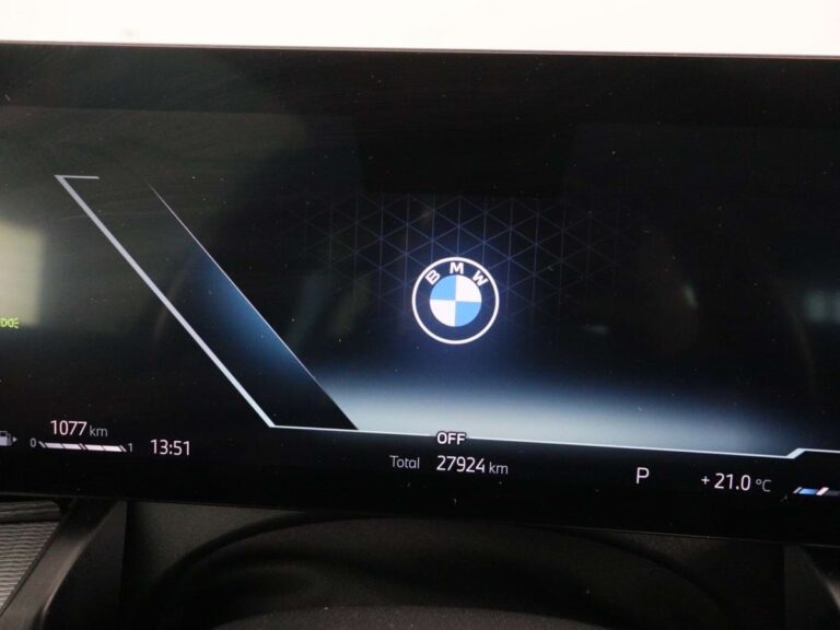 BMW 5-Serie Occasion Lease - close-up van het digitale instrumentenpaneel met BMW-welkomstscherm