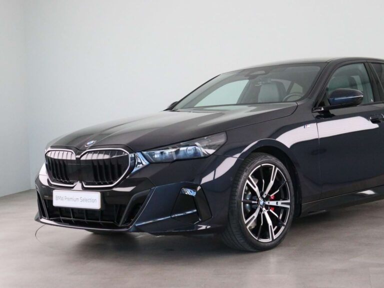BMW 5-Serie Sedan Zakelijk Leasen - schuin vooraanzicht met BMW Premium Selection-kenteken