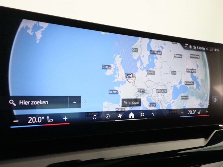 BMW 5-Serie Sedan Zakelijk Leasen - infotainmentscherm met navigatiekaart van Europa