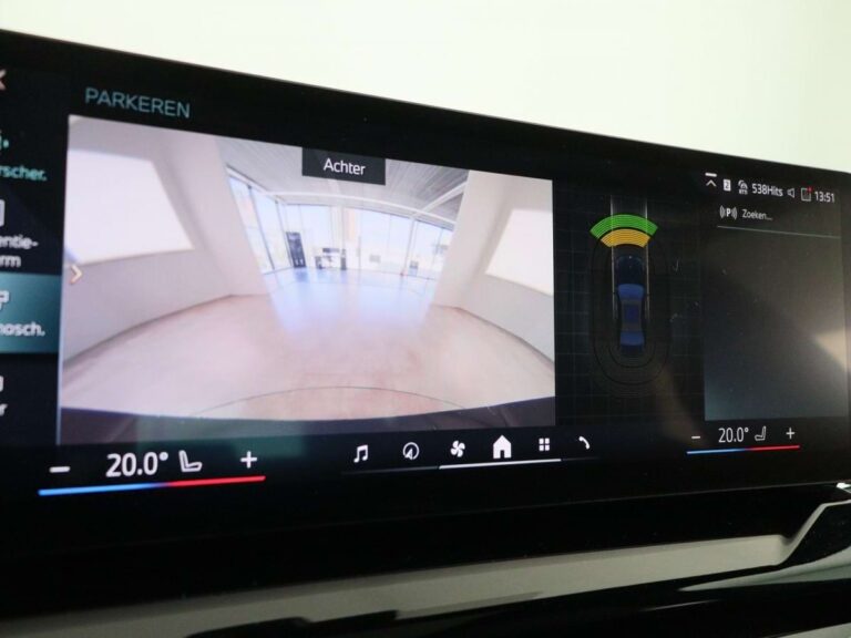BMW 5-Serie Sedan Zakelijk Leasen - infotainmentscherm met parkeerassistent en achteruitrijcamera