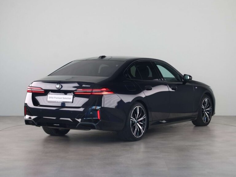 BMW 5-Serie Zakelijk Leasen - schuin achteraanzicht op studio-achtergrond