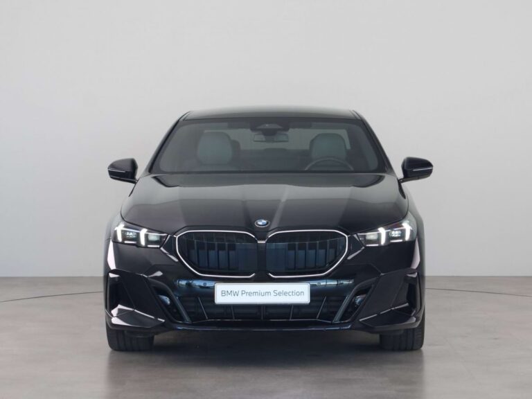 BMW 5-Serie Zakelijk Leasen - vooraanzicht op studio-achtergrond