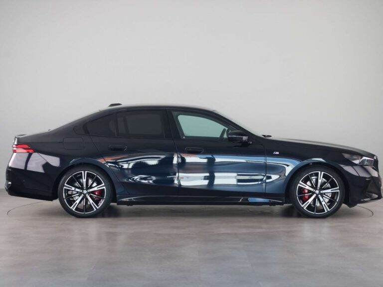 BMW 5-Serie Zakelijk Leasen - zijaanzicht van de donkerblauwe uitvoering op studio-achtergrond