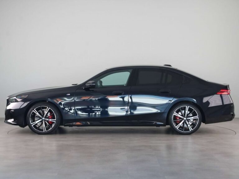BMW 5-Serie Zakelijke Lease - zijaanzicht op studio-achtergrond