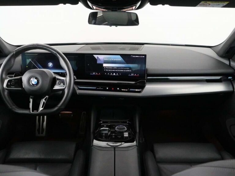 BMW 5-Serie Zakelijke Lease - dashboard met stuurwiel en gebogen curved display