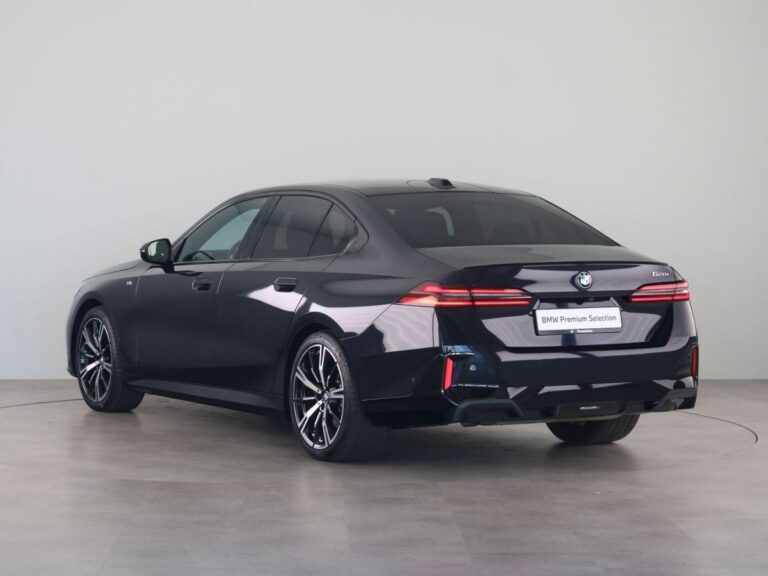 BMW 5-Serie Zakelijke Lease - schuin achteraanzicht op studio-achtergrond