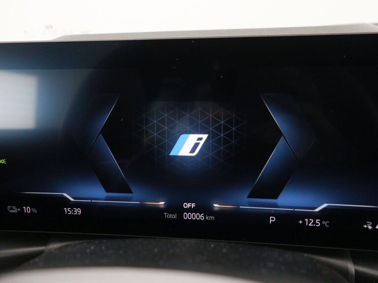 BMW i4 Occasion Lease - close-up van het digitale instrumentenpaneel met welkomstscherm