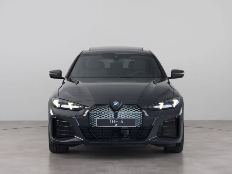 BMW i4 Zakelijk Lease - vooraanzicht met THE i4-badge op witte studio-achtergrond