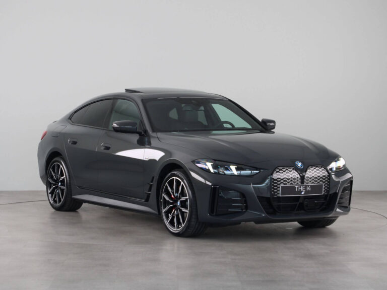 BMW i4 Zakelijk Lease - schuin vooraanzicht van de antracietkleurige Gran Coupé op witte studio-achtergrond
