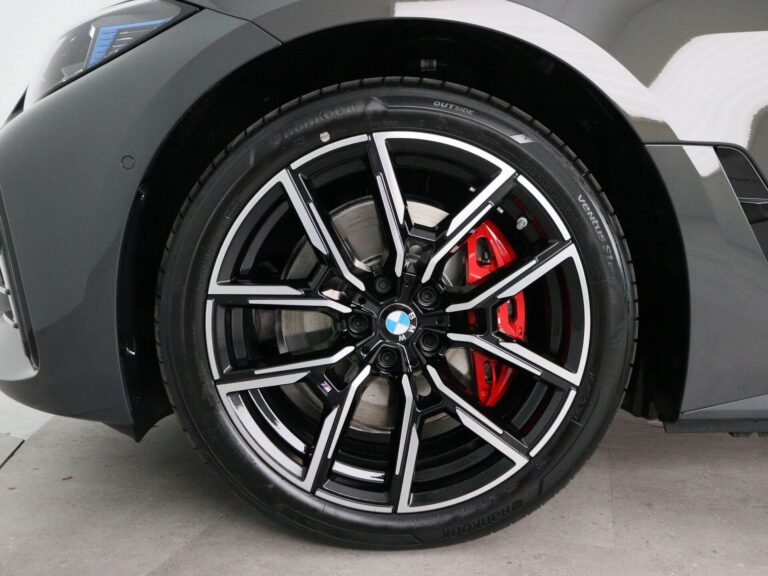 BMW i4 lease prijs - close-up van het voorwiel met rode remklauw
