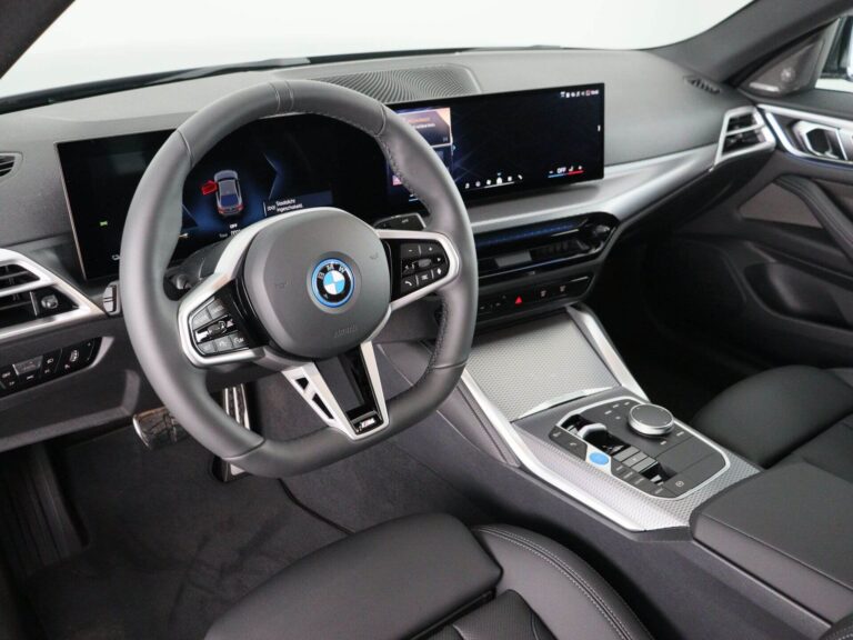 BMW i4 lease prijs - dashboard met M-stuurwiel en dubbel gebogen scherm