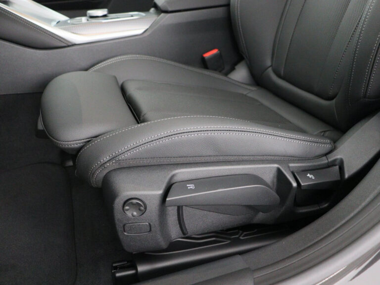 BMW i4 lease prijs - close-up van de zijkant van de voorstoel met verstelbediening