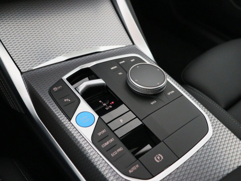 BMW i4 lease prijs - close-up van de middenconsole met iDrive-controller en rijmodusknoppen