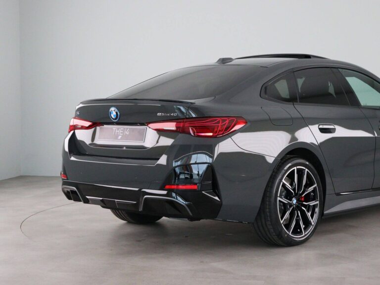 BMW i4 operational lea - schuin achteraanzicht op witte studio-achtergrond