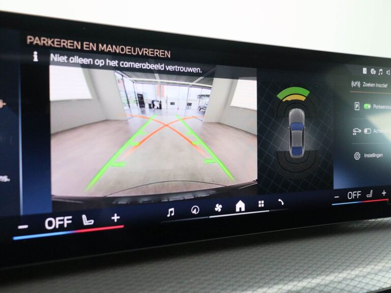 BMW i4 operational lea - infotainmentscherm met 360-gradencamera voor parkeren