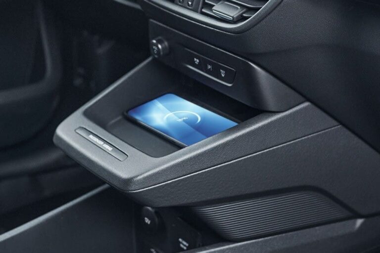 Ford E-Transit Courier lease - draadloze telefoonlader in de middenconsole met smartphone erop